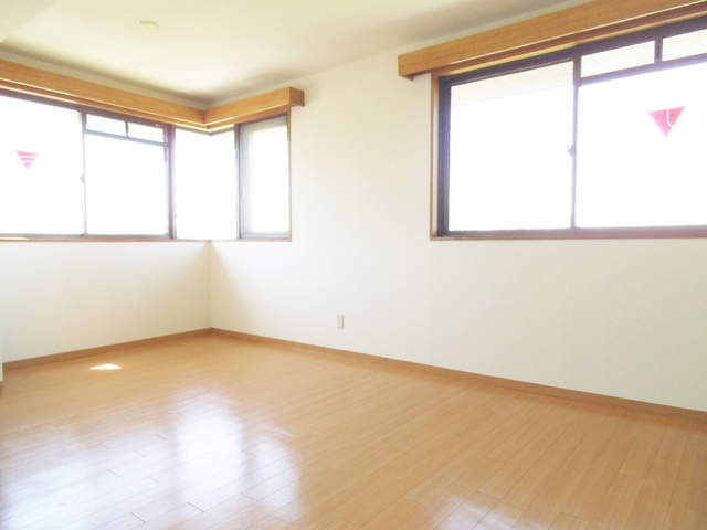 ザクレストの居間・リビング|2面採光で窓が多く明るいリビングです！