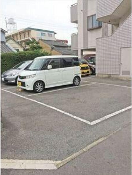 エルメゾン東海通の駐車場|カースペースがあります