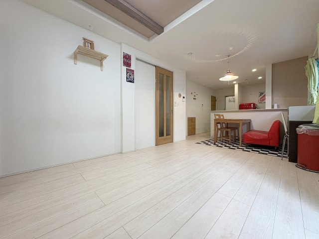 三郷市戸ケ崎1丁目　中古戸建の居間・リビング|ソファやダイニングセットを置いてもゆとりのある17.5帖のリビングです