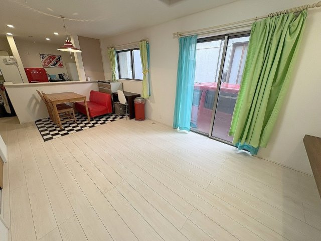 三郷市戸ケ崎1丁目　中古戸建の居間・リビング|南西向きに窓が広がり明るく開放的なリビングです