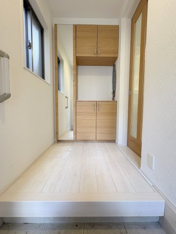 三郷市戸ケ崎1丁目　中古戸建の玄関|姿見付きのシューズボックスでたっぷり収納出来ます