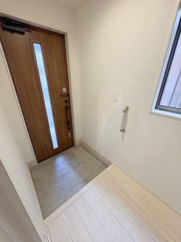 三郷市戸ケ崎1丁目　中古戸建の玄関|自然光が差し込む窓付きの明るい玄関です