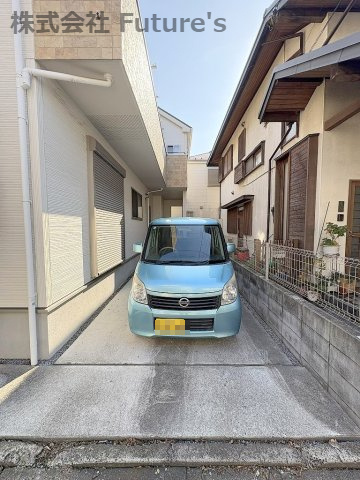 三郷市戸ケ崎1丁目　中古戸建の駐車場|カースペース1台分付き