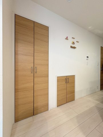 三郷市戸ケ崎1丁目　中古戸建の収納|掃除用具やストック品の収納にも便利なリビングの収納です