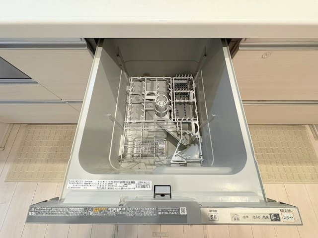 三郷市戸ケ崎1丁目　中古戸建のキッチン|家事の時短につながる食洗機完備