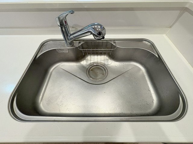 三郷市戸ケ崎1丁目　中古戸建のキッチン|浄水器一体型のシンクです