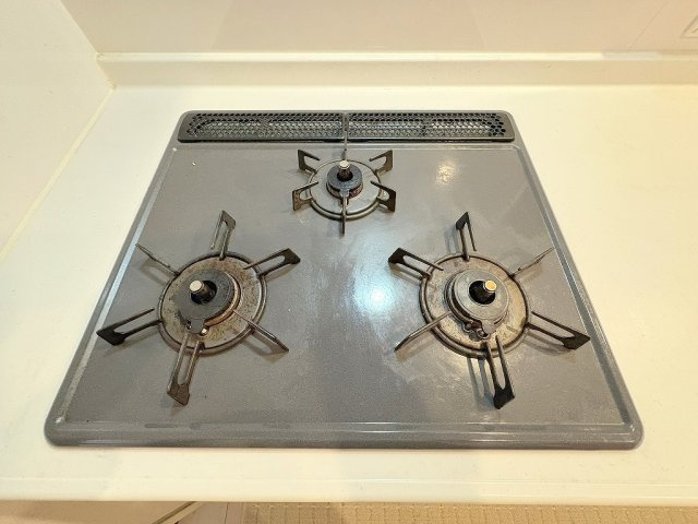 三郷市戸ケ崎1丁目　中古戸建のキッチン|3口ガスコンロ付きのシステムキッチンでお料理も楽しめます