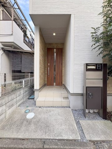 三郷市戸ケ崎1丁目　中古戸建のエントランス|屋根付きの玄関アプローチ