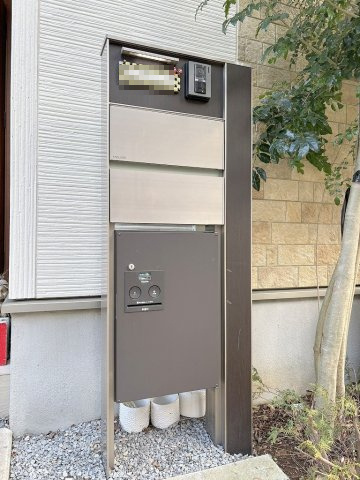 三郷市戸ケ崎1丁目　中古戸建のエントランス|不在時に便利な宅配BOX完備