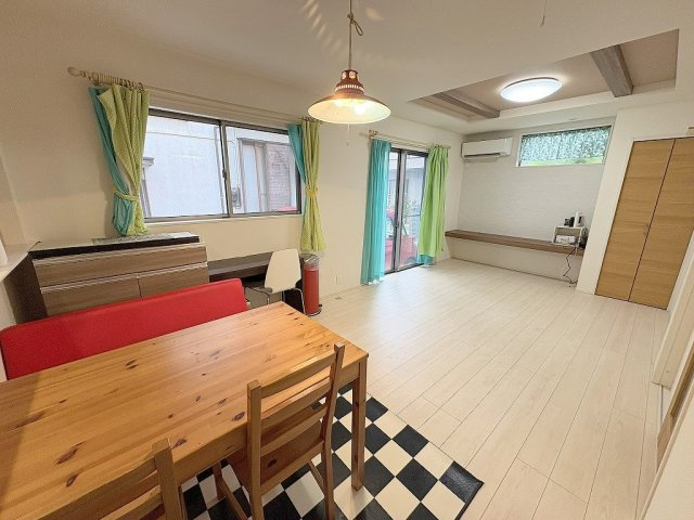 三郷市戸ケ崎1丁目　中古戸建の居間・リビング|折上天井がオシャレなリビング17.5帖です