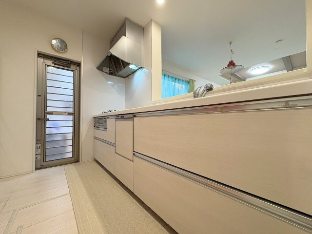 三郷市戸ケ崎1丁目　中古戸建のキッチン|食洗機・勝手口付きのシステムキッチン