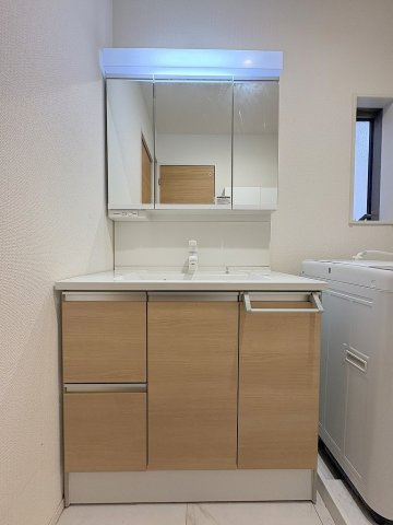 三郷市戸ケ崎1丁目　中古戸建の独立洗面台|三面鏡付きシャワードレッサーで朝の準備も快適