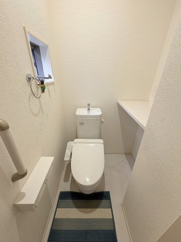 三郷市戸ケ崎1丁目　中古戸建のトイレ|カウンター付きの1階トイレです