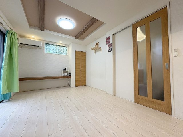 三郷市戸ケ崎1丁目　中古戸建の居間・リビング|カウンター付きなのでTVを置いたりワークスペースとしても利用可能です