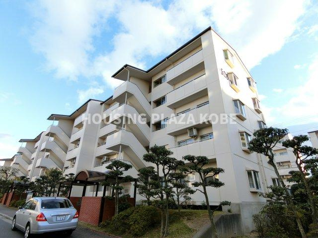 研究学園５団地５２５号棟の外観