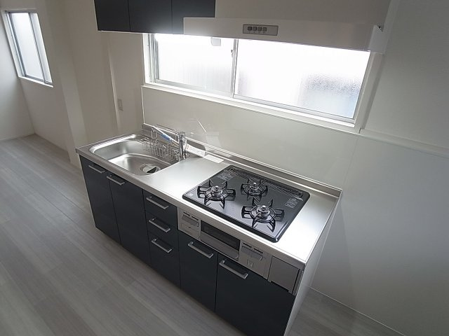 メゾンド・マリンのキッチン|システムキッチン、３口ガスコンログリル付