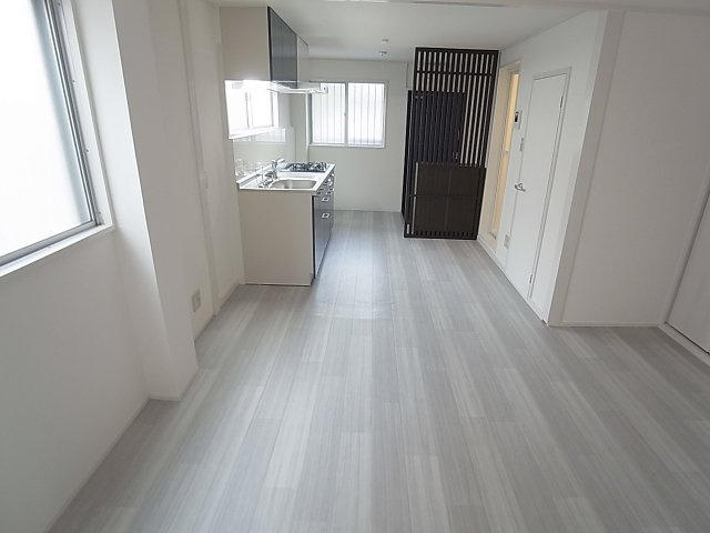 メゾンド・マリンの居間・リビング|開放感の有る間取り、白基調の明るいフローリング