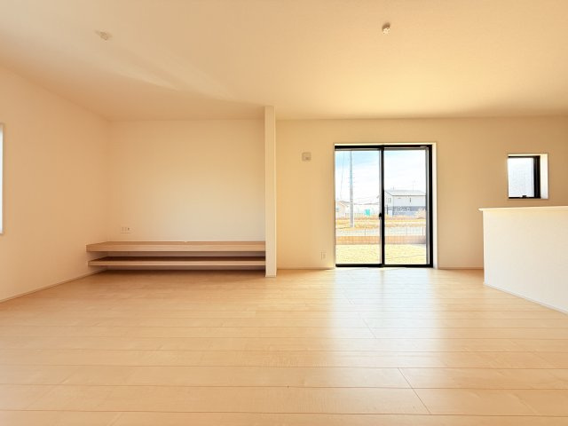 石岡市鹿の子2期　新築戸建の居間・リビング|広々とした17帖ＬＤＫ♪
家具を置いても窮屈感を感じず過ごせます。