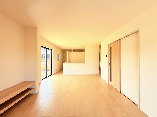 石岡市鹿の子2期　新築戸建の居間・リビング|広々とした17帖ＬＤＫ♪
家具を置いても窮屈感を感じず過ごせます。