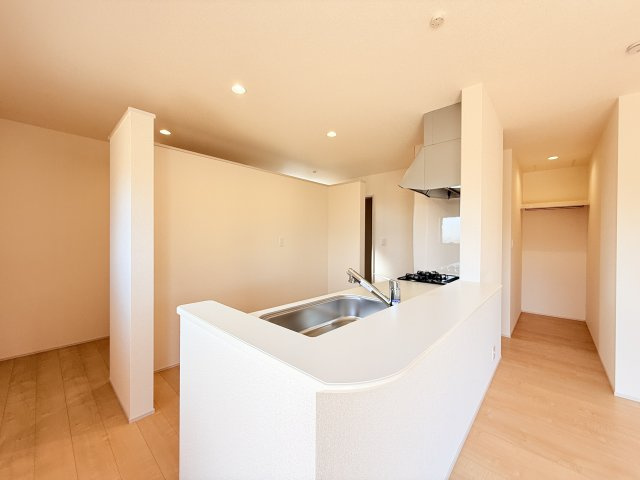 石岡市鹿の子2期　新築戸建のキッチン|家族とのコミュニケーションや小さいお子さんの様子を見守りながら安心して料理ができます。洗練されたスタイリッシュなデザインと使い勝手を追求した設備、豊富な収納力も大満足です。