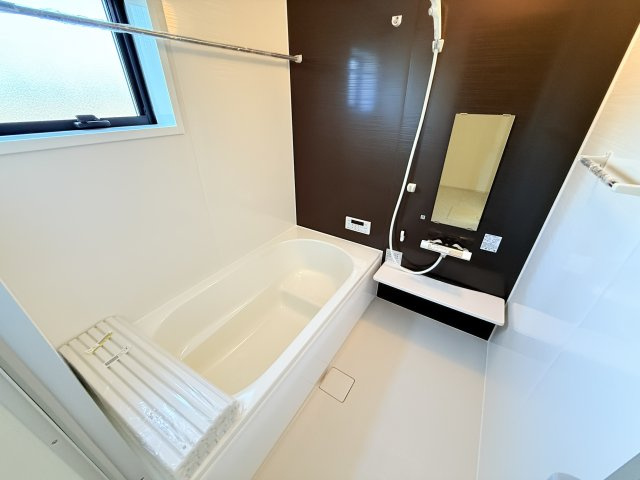 石岡市鹿の子2期　新築戸建の浴室|浴室暖房乾燥機付きで冬場のお風呂もあったか快適！乾燥モードを使えば浴室内で洗濯物を乾かせます。