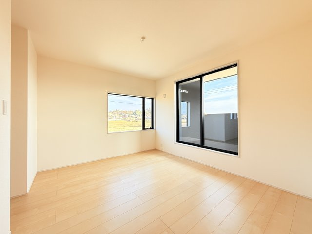 石岡市鹿の子2期　新築戸建の洋室|家具や小物を合わせやすいシンプルデザイン♪
広さや日当たりなど、写真では伝えきれない部分を現地で確認してみませんか？