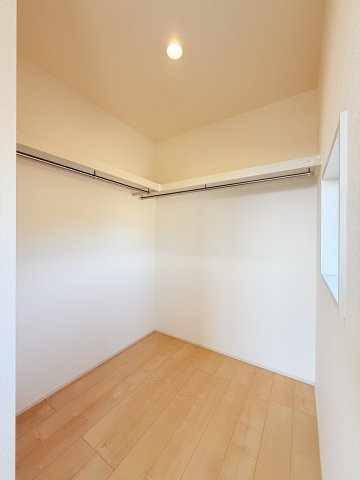 石岡市鹿の子2期　新築戸建の収納|普段使いのお洋服や小物はもちろん、季節物のお洋服などもしっかりと整理整頓おしまい頂けます。居室空間をより広く隅々までお使いいただけますね。
