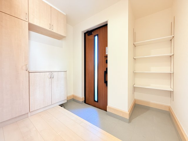 石岡市鹿の子2期　新築戸建の玄関|靴をまとめて保管できるシューズボックス。綺麗に整頓された玄関で来客者を気持ちよく招きませんか？