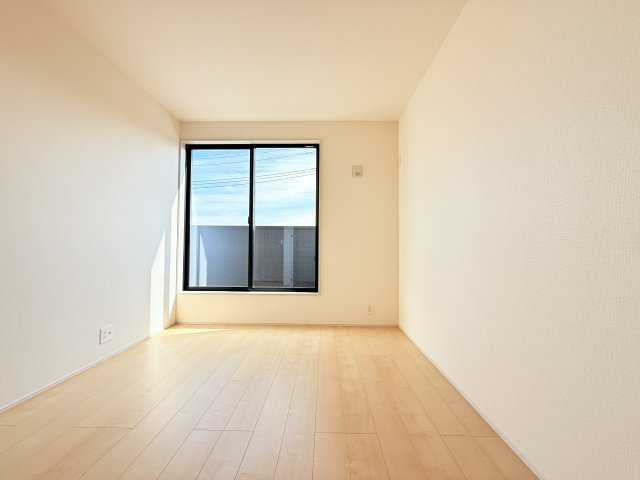 石岡市鹿の子2期　新築戸建の洋室|家具や小物を合わせやすいシンプルデザイン♪
広さや日当たりなど、写真では伝えきれない部分を現地で確認してみませんか？