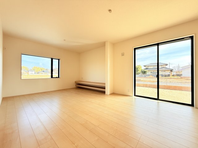 石岡市鹿の子2期　新築戸建の居間・リビング|広々とした17帖ＬＤＫ♪
家具を置いても窮屈感を感じず過ごせます。