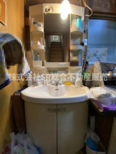 岩田町6丁目中古戸建の独立洗面台|独立洗面台、小物を置くことができて便利です