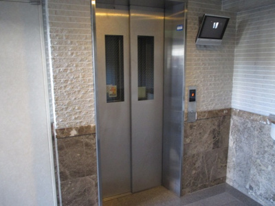 【その他共用部分】 | ＢＥＮＴＬＥＹ‐ＴＡＳ | 防犯モニター付きのエレベーターです