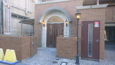 【エントランス】 | ＢＥＮＴＬＥＹ‐ＴＡＳ | 落ちついた外観にマッチしたエントランスです