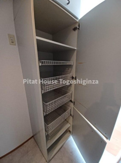 【収納】 | タウンハウス等々力 | キッチンスペースにシェルフ有り。