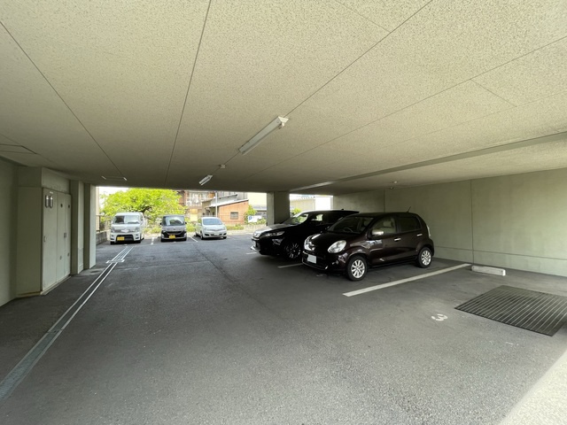 ポポラーレ白鳥の駐車場