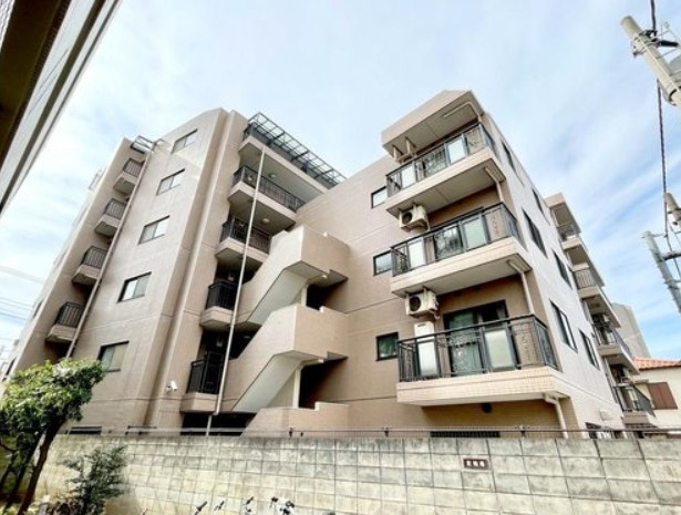 【外観】 | マイキャッスル東長崎 | 穏やかな風と陽光を導き、プライバシーに配慮された設計プランを採用し、居住性を一段と心地よいものにしています。