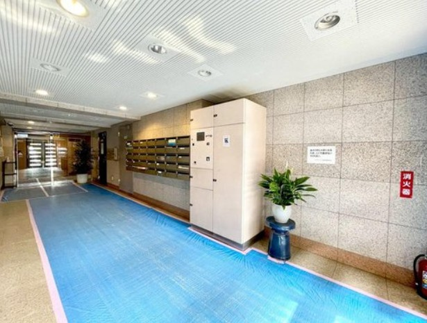 【その他共用部分】 | マイキャッスル東長崎 | 清潔感と歓迎感があるエントランスホールとなります。