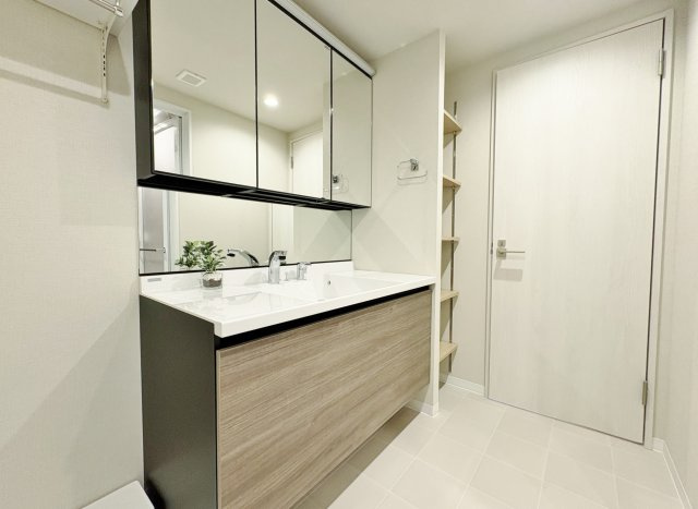 落合南長崎パークハウスの独立洗面台|使いやすい三面鏡の洗面台
鏡裏やベースキャビネットなど収納が豊富なので水回りをキレイにお使い頂けます