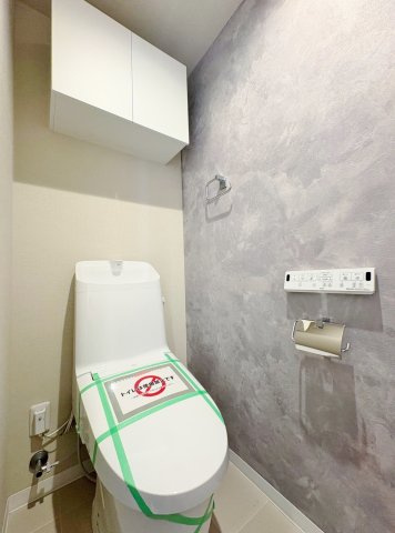 落合南長崎パークハウスのトイレ|トイレも新規交換につき快適です
トイレ上部には備品などの収納に便利な吊戸棚を設置しています