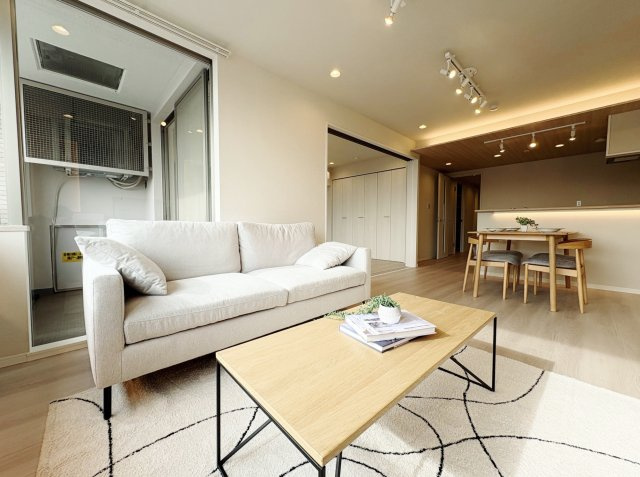 落合南長崎パークハウスの居間・リビング|新規リノベーションマンションにつき快適に新生活のスタートができます
新生活に嬉しい家具付き販売
エアコンもリビングに設置済みです