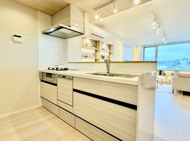 落合南長崎パークハウスのキッチン|人気の対面キッチンはリビングを眺めながらお料理ができます
家事効率の上がるハイスペックなキッチン
食器洗乾燥機、浄水器が標準装備です