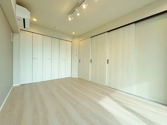 落合南長崎パークハウスの洋室|南側バルコニーに面した洋室
壁面にはスタイリッシュなアクセントクロスを施してます