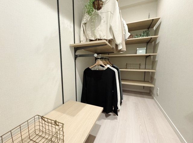 落合南長崎パークハウスの収納|大型WICを設置しています
可動棚なのでお好みの収納にレイアウトできます