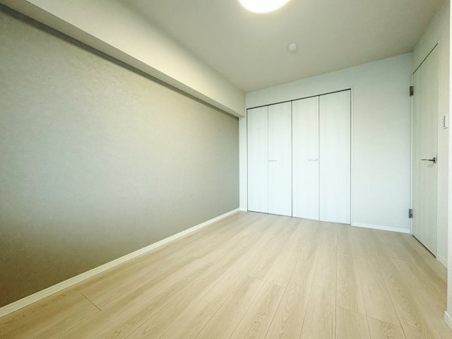 落合南長崎パークハウスの洋室|5.9帖洋室の洋室
壁面にはアクセントクロスを施し空間を華やかに演出