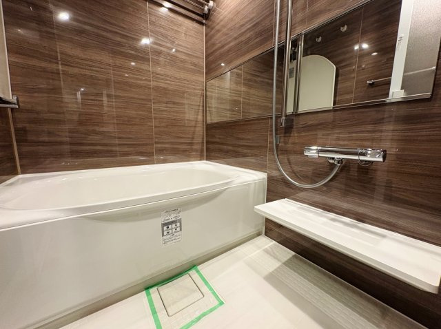 落合南長崎パークハウスの浴室|浴室も新規交換につき快適です
雨の日のお洗濯や寒い冬場の入浴に便利な浴室換気乾燥機が標準装備です
