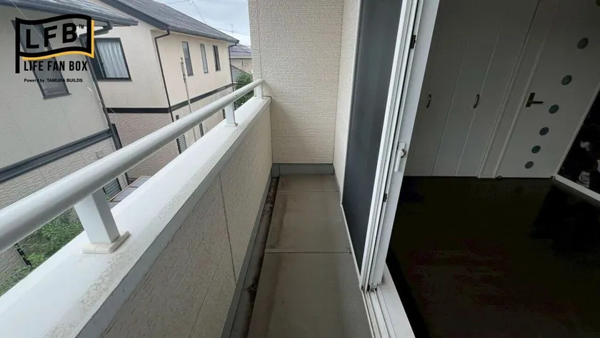仲介手数料不要　LFB再生住宅合志市幾久富【南ヶ丘小・合志中】のバルコニー|【バルコニー】 ※リフォーム前の写真です※ 南東向きのバルコニーがあります♪