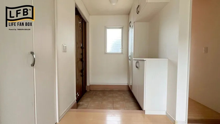 仲介手数料不要　LFB再生住宅合志市幾久富【南ヶ丘小・合志中】の玄関|【玄関】 ※リフォーム前の写真です※ シューズボックスに加え、廊下収納もあります♪