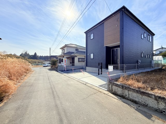 小美玉市羽鳥第2　新築戸建の前面道路含む現地写真|実際に現地で周辺環境や街並み、近隣のスーパーや通学路の安全性、病院、公園・・・など生活のイメージをご確認ください！