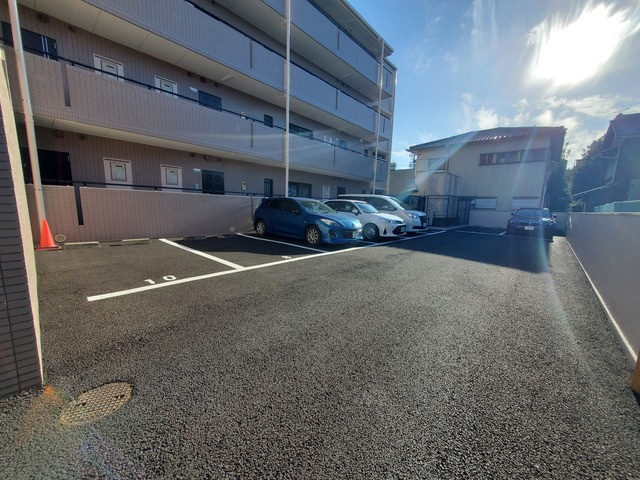 カーサ本山の駐車場