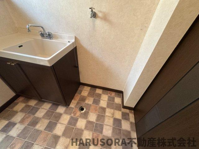 寝屋川市成田東が丘2階建のランドリースペース